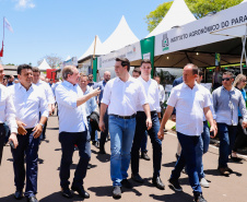 O governador Carlos Massa Ratinho Junior assinou na manhã desta terça-feira (12) a transferência da sede do Governo do Paraná para Pato Branco, polo do Sudoeste do Paraná. A cidade é a capital administrativa do Estado até esta quarta-feira (13). As atividades do Poder Executivo  acontecem em paralelo à IV Feira de Ciência, Tecnologia e Inovação – Inventum. O ato aconteceu no espaço Casa do Prefeito, dentro do Parque de Exposições do município.
