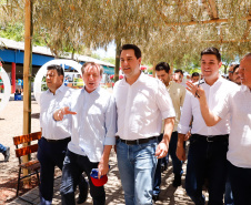 O governador Carlos Massa Ratinho Junior assinou na manhã desta terça-feira (12) a transferência da sede do Governo do Paraná para Pato Branco, polo do Sudoeste do Paraná. A cidade é a capital administrativa do Estado até esta quarta-feira (13). As atividades do Poder Executivo  acontecem em paralelo à IV Feira de Ciência, Tecnologia e Inovação – Inventum. O ato aconteceu no espaço Casa do Prefeito, dentro do Parque de Exposições do município.