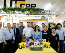 O governador Carlos Massa Ratinho Junior assinou na manhã desta terça-feira (12) a transferência da sede do Governo do Paraná para Pato Branco, polo do Sudoeste do Paraná. A cidade é a capital administrativa do Estado até esta quarta-feira (13). As atividades do Poder Executivo  acontecem em paralelo à IV Feira de Ciência, Tecnologia e Inovação – Inventum. O ato aconteceu no espaço Casa do Prefeito, dentro do Parque de Exposições do município.