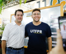 O governador Carlos Massa Ratinho Junior assinou na manhã desta terça-feira (12) a transferência da sede do Governo do Paraná para Pato Branco, polo do Sudoeste do Paraná. A cidade é a capital administrativa do Estado até esta quarta-feira (13). As atividades do Poder Executivo  acontecem em paralelo à IV Feira de Ciência, Tecnologia e Inovação – Inventum. O ato aconteceu no espaço Casa do Prefeito, dentro do Parque de Exposições do município.