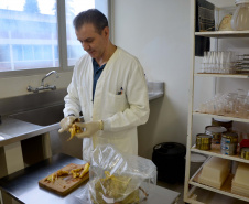 O Centro de Diagnóstico Marcos Enrietti, vinculado à Agência de Defesa Agropecuária do Paraná (Adapar), trabalha como apoio à defesa agropecuária do Paraná e realiza aproximadamente 100 mil exames por ano. Eles ajudam a manter a saúde animal e a sanidade vegetal de boa parte dos produtos consumidos no País e exportados.Foto: Divulgação/SEAB