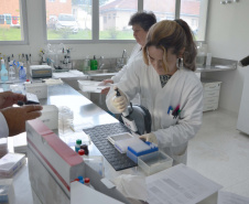 O Centro de Diagnóstico Marcos Enrietti, vinculado à Agência de Defesa Agropecuária do Paraná (Adapar), trabalha como apoio à defesa agropecuária do Paraná e realiza aproximadamente 100 mil exames por ano. Eles ajudam a manter a saúde animal e a sanidade vegetal de boa parte dos produtos consumidos no País e exportados.Foto: Divulgação/SEAB