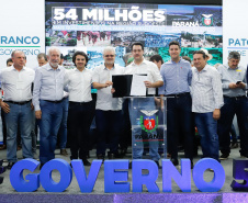 O governador Carlos Massa Ratinho Junior assinou nesta quarta-feira (13), em Pato Branco, no Sudoeste do Paraná, a liberação de R$ 54 milhões para municípios da região. O encontro com os prefeitos fez parte da agenda de transferência da sede do Executivo Estadual para o município.