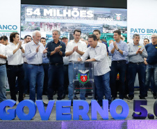 O governador Carlos Massa Ratinho Junior assinou nesta quarta-feira (13), em Pato Branco, no Sudoeste do Paraná, a liberação de R$ 54 milhões para municípios da região. O encontro com os prefeitos fez parte da agenda de transferência da sede do Executivo Estadual para o município.