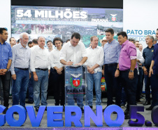 O governador Carlos Massa Ratinho Junior assinou nesta quarta-feira (13), em Pato Branco, no Sudoeste do Paraná, a liberação de R$ 54 milhões para municípios da região. O encontro com os prefeitos fez parte da agenda de transferência da sede do Executivo Estadual para o município.