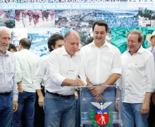 O governador Carlos Massa Ratinho Junior assinou nesta quarta-feira (13), em Pato Branco, no Sudoeste do Paraná, a liberação de R$ 54 milhões para municípios da região. O encontro com os prefeitos fez parte da agenda de transferência da sede do Executivo Estadual para o município.