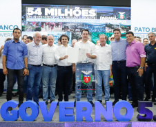 O governador Carlos Massa Ratinho Junior assinou nesta quarta-feira (13), em Pato Branco, no Sudoeste do Paraná, a liberação de R$ 54 milhões para municípios da região. O encontro com os prefeitos fez parte da agenda de transferência da sede do Executivo Estadual para o município.