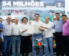 O governador Carlos Massa Ratinho Junior assinou nesta quarta-feira (13), em Pato Branco, no Sudoeste do Paraná, a liberação de R$ 54 milhões para municípios da região. O encontro com os prefeitos fez parte da agenda de transferência da sede do Executivo Estadual para o município.
