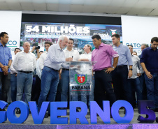 O governador Carlos Massa Ratinho Junior assinou nesta quarta-feira (13), em Pato Branco, no Sudoeste do Paraná, a liberação de R$ 54 milhões para municípios da região. O encontro com os prefeitos fez parte da agenda de transferência da sede do Executivo Estadual para o município.