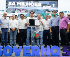 O governador Carlos Massa Ratinho Junior assinou nesta quarta-feira (13), em Pato Branco, no Sudoeste do Paraná, a liberação de R$ 54 milhões para municípios da região. O encontro com os prefeitos fez parte da agenda de transferência da sede do Executivo Estadual para o município.
