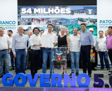 O governador Carlos Massa Ratinho Junior assinou nesta quarta-feira (13), em Pato Branco, no Sudoeste do Paraná, a liberação de R$ 54 milhões para municípios da região. O encontro com os prefeitos fez parte da agenda de transferência da sede do Executivo Estadual para o município.