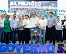 O governador Carlos Massa Ratinho Junior assinou nesta quarta-feira (13), em Pato Branco, no Sudoeste do Paraná, a liberação de R$ 54 milhões para municípios da região. O encontro com os prefeitos fez parte da agenda de transferência da sede do Executivo Estadual para o município.