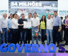 O governador Carlos Massa Ratinho Junior assinou nesta quarta-feira (13), em Pato Branco, no Sudoeste do Paraná, a liberação de R$ 54 milhões para municípios da região. O encontro com os prefeitos fez parte da agenda de transferência da sede do Executivo Estadual para o município.