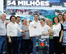 O governador Carlos Massa Ratinho Junior assinou nesta quarta-feira (13), em Pato Branco, no Sudoeste do Paraná, a liberação de R$ 54 milhões para municípios da região. O encontro com os prefeitos fez parte da agenda de transferência da sede do Executivo Estadual para o município.
