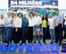 O governador Carlos Massa Ratinho Junior assinou nesta quarta-feira (13), em Pato Branco, no Sudoeste do Paraná, a liberação de R$ 54 milhões para municípios da região. O encontro com os prefeitos fez parte da agenda de transferência da sede do Executivo Estadual para o município.