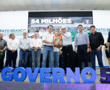 O governador Carlos Massa Ratinho Junior assinou nesta quarta-feira (13), em Pato Branco, no Sudoeste do Paraná, a liberação de R$ 54 milhões para municípios da região. O encontro com os prefeitos fez parte da agenda de transferência da sede do Executivo Estadual para o município.