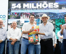 O governador Carlos Massa Ratinho Junior assinou nesta quarta-feira (13), em Pato Branco, no Sudoeste do Paraná, a liberação de R$ 54 milhões para municípios da região. O encontro com os prefeitos fez parte da agenda de transferência da sede do Executivo Estadual para o município.