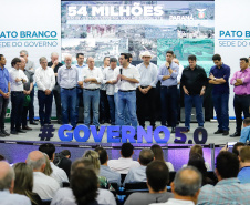 O governador Carlos Massa Ratinho Junior assinou nesta quarta-feira (13), em Pato Branco, no Sudoeste do Paraná, a liberação de R$ 54 milhões para municípios da região. O encontro com os prefeitos fez parte da agenda de transferência da sede do Executivo Estadual para o município.