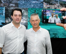 O governador Carlos Massa Ratinho Junior assinou nesta quarta-feira (13), em Pato Branco, no Sudoeste do Paraná, a liberação de R$ 54 milhões para municípios da região. O encontro com os prefeitos fez parte da agenda de transferência da sede do Executivo Estadual para o município.