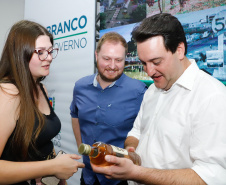 O governador Carlos Massa Ratinho Junior assinou nesta quarta-feira (13), em Pato Branco, no Sudoeste do Paraná, a liberação de R$ 54 milhões para municípios da região. O encontro com os prefeitos fez parte da agenda de transferência da sede do Executivo Estadual para o município.