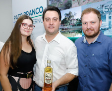 O governador Carlos Massa Ratinho Junior assinou nesta quarta-feira (13), em Pato Branco, no Sudoeste do Paraná, a liberação de R$ 54 milhões para municípios da região. O encontro com os prefeitos fez parte da agenda de transferência da sede do Executivo Estadual para o município.