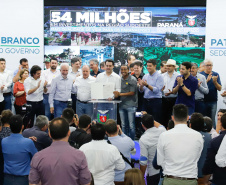 O governador Carlos Massa Ratinho Junior assinou nesta quarta-feira (13), em Pato Branco, no Sudoeste do Paraná, a liberação de R$ 54 milhões para municípios da região. O encontro com os prefeitos fez parte da agenda de transferência da sede do Executivo Estadual para o município.