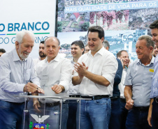 O governador Carlos Massa Ratinho Junior assinou nesta quarta-feira (13), em Pato Branco, no Sudoeste do Paraná, a liberação de R$ 54 milhões para municípios da região. O encontro com os prefeitos fez parte da agenda de transferência da sede do Executivo Estadual para o município.