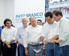 O governador Carlos Massa Ratinho Junior assinou nesta quarta-feira (13), em Pato Branco, no Sudoeste do Paraná, a liberação de R$ 54 milhões para municípios da região. O encontro com os prefeitos fez parte da agenda de transferência da sede do Executivo Estadual para o município.