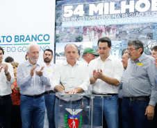 O governador Carlos Massa Ratinho Junior assinou nesta quarta-feira (13), em Pato Branco, no Sudoeste do Paraná, a liberação de R$ 54 milhões para municípios da região. O encontro com os prefeitos fez parte da agenda de transferência da sede do Executivo Estadual para o município.