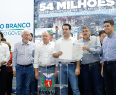 O governador Carlos Massa Ratinho Junior assinou nesta quarta-feira (13), em Pato Branco, no Sudoeste do Paraná, a liberação de R$ 54 milhões para municípios da região. O encontro com os prefeitos fez parte da agenda de transferência da sede do Executivo Estadual para o município.
