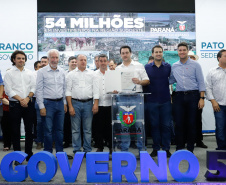O governador Carlos Massa Ratinho Junior assinou nesta quarta-feira (13), em Pato Branco, no Sudoeste do Paraná, a liberação de R$ 54 milhões para municípios da região. O encontro com os prefeitos fez parte da agenda de transferência da sede do Executivo Estadual para o município.