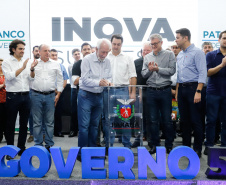 O governador Carlos Massa Ratinho Junior assinou nesta quarta-feira (13), em Pato Branco, no Sudoeste do Paraná, a liberação de R$ 54 milhões para municípios da região. O encontro com os prefeitos fez parte da agenda de transferência da sede do Executivo Estadual para o município.