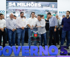 O governador Carlos Massa Ratinho Junior assinou nesta quarta-feira (13), em Pato Branco, no Sudoeste do Paraná, a liberação de R$ 54 milhões para municípios da região. O encontro com os prefeitos fez parte da agenda de transferência da sede do Executivo Estadual para o município.