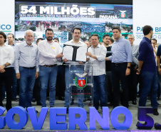 O governador Carlos Massa Ratinho Junior assinou nesta quarta-feira (13), em Pato Branco, no Sudoeste do Paraná, a liberação de R$ 54 milhões para municípios da região. O encontro com os prefeitos fez parte da agenda de transferência da sede do Executivo Estadual para o município.
