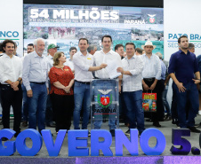 O governador Carlos Massa Ratinho Junior assinou nesta quarta-feira (13), em Pato Branco, no Sudoeste do Paraná, a liberação de R$ 54 milhões para municípios da região. O encontro com os prefeitos fez parte da agenda de transferência da sede do Executivo Estadual para o município.