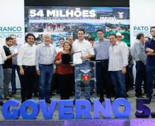 O governador Carlos Massa Ratinho Junior assinou nesta quarta-feira (13), em Pato Branco, no Sudoeste do Paraná, a liberação de R$ 54 milhões para municípios da região. O encontro com os prefeitos fez parte da agenda de transferência da sede do Executivo Estadual para o município.