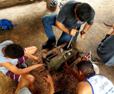Pescadores fazem curso de mecânica de embarcações. Fotos de Pierpaolo Nota/ Portos do Paraná 