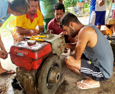 Pescadores fazem curso de mecânica de embarcações. Fotos de Pierpaolo Nota/ Portos do Paraná 