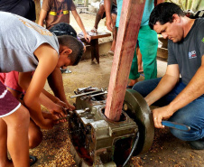 Pescadores fazem curso de mecânica de embarcações. Fotos de Pierpaolo Nota/ Portos do Paraná 