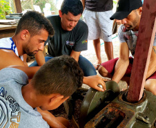 Pescadores fazem curso de mecânica de embarcações. Fotos de Pierpaolo Nota/ Portos do Paraná 
