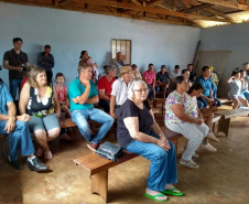 Moradores da comunidade rural Nova Colônia, do município de Catanduvas, agora têm água tratada na torneira durante 24 horas por dia. O sistema foi entregue oficialmente nesta quarta-feira (13) pelo diretor de Investimentos da Sanepar, Joel de Jesus Macedo, e pelo prefeito de Catanduvas, Moisés Aparecido de Souza, às famílias. O evento foi no Pavilhão da Igreja de Nova Colônia. Foto: Sanepar