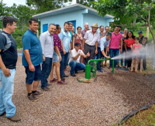 Moradores da comunidade rural Nova Colônia, do município de Catanduvas, agora têm água tratada na torneira durante 24 horas por dia. O sistema foi entregue oficialmente nesta quarta-feira (13) pelo diretor de Investimentos da Sanepar, Joel de Jesus Macedo, e pelo prefeito de Catanduvas, Moisés Aparecido de Souza, às famílias. O evento foi no Pavilhão da Igreja de Nova Colônia. Foto: Sanepar
