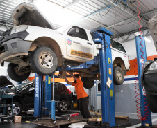 Cerca de 90% da frota de veículos oficiais do Estado está em circulação e com a manutenção em dia. Em quase três meses – entre 1º de agosto e 20 de outubro – foram reparados 8.431 veículos a um custo médio de R$ 833 por conserto. No mesmo período do ano anterior, foram reparados 5.396 veículos, a um valor médio de R$ 1.136 por conserto. O custo médio por reparo caiu 26,6%.Curitiba, 18/11/2019 - Foto: Ari Dias/AEN