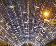 Festas de Natal já iluminam muitas cidades do Paraná. Curitiba. Foto: José Fernando Ogura/AEN