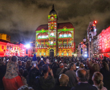 Festas de Natal já iluminam muitas cidades do Paraná. Curitiba. Foto: José Fernando Ogura/AEN