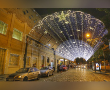 Festas de Natal já iluminam muitas cidades do Paraná. Curitiba. Foto: José Fernando Ogura/AEN