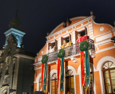 Festas de Natal já iluminam muitas cidades do Paraná. Curitiba. Foto: José Fernando Ogura/AEN