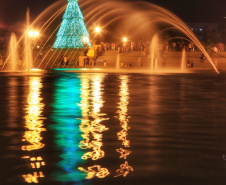 Festas de Natal já iluminam muitas cidades do Paraná. Curitiba. Foto: José Fernando Ogura/AEN