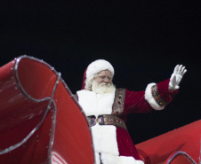 Festas de Natal já iluminam muitas cidades do Paraná. Pato Branco. Foto: Gaby Linn/Prefeitura de Pato Branco