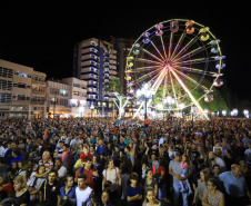 Festas de Natal já iluminam muitas cidades do Paraná. Pato Branco. Foto: Rodinei Santos/Prefeitura de Pato Branco